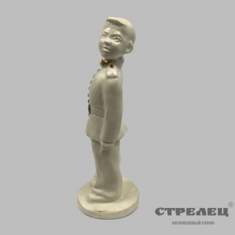 картинка фарфоровая статуэтка «маленький кадет»