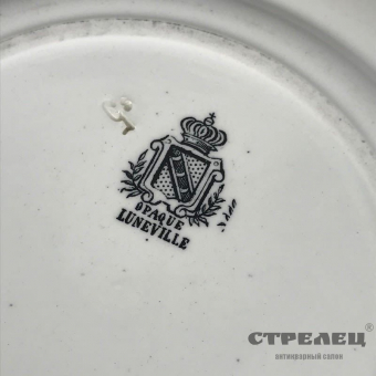 картинка пара фарфоровых тарелок с военным сюжетом. франция